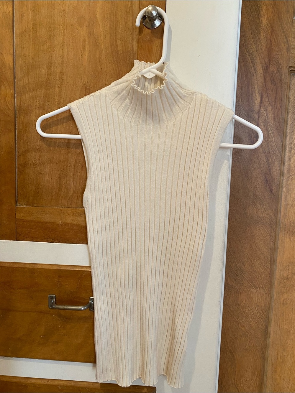Cyrus NEW without Tags Ribbed Mock-Turtleneck Sleeveless Top, Cream